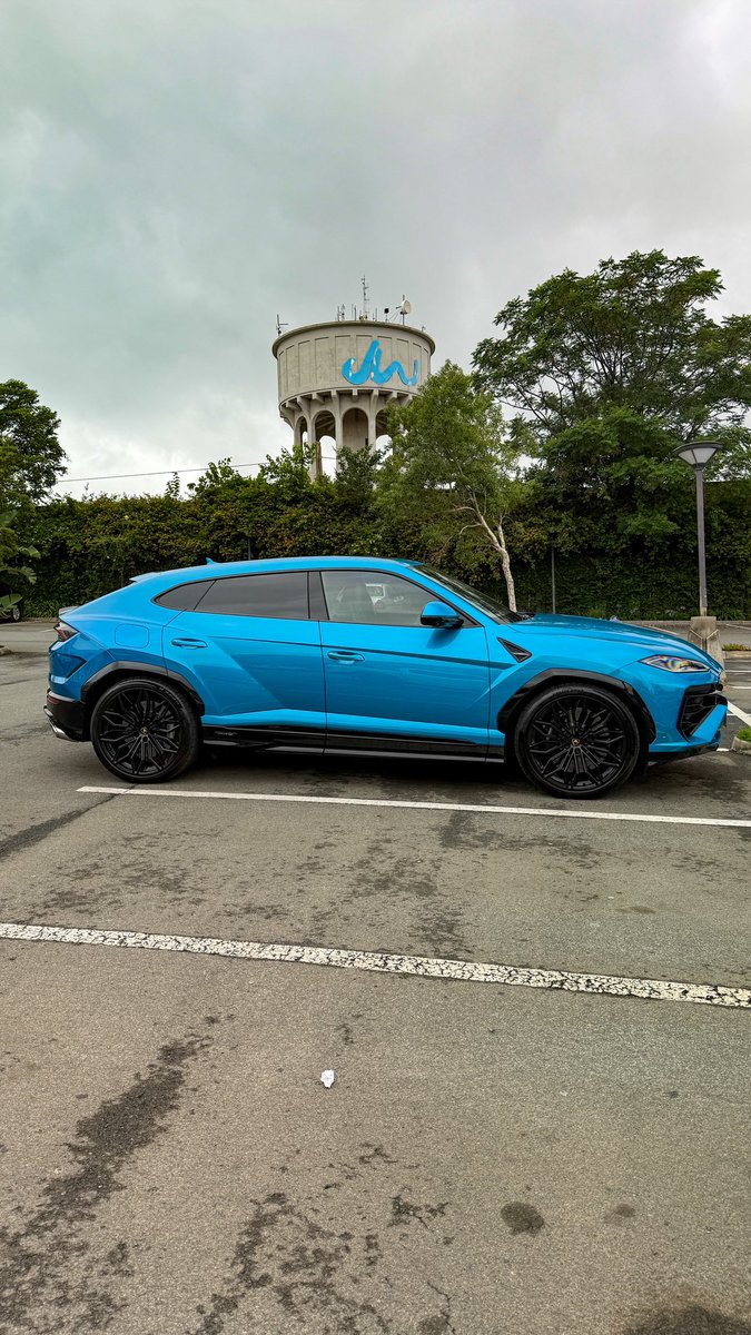 Zero2Turbo's tweet image. Sant’Agata Bolognese style for a few days 😎

Urus SE in Blu Uranus is a head turner!