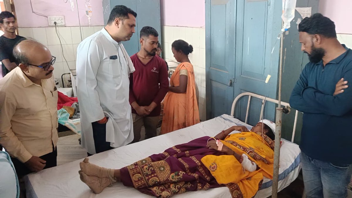 umeshpatelcgpyc's tweet image. आज खरसिया के पास चोंढ़ा चौक में ट्रेलर और सद्भावना बस के टक्कर होने से भयावह एक्सीडेंट हुआ है। जिसकी सूचना मिलते ही सिविल हॉस्पिटल खरसिया पहुंचकर घायलों का हाल चाल जाना और शीघ्र स्वस्थ होने का कामना किया।