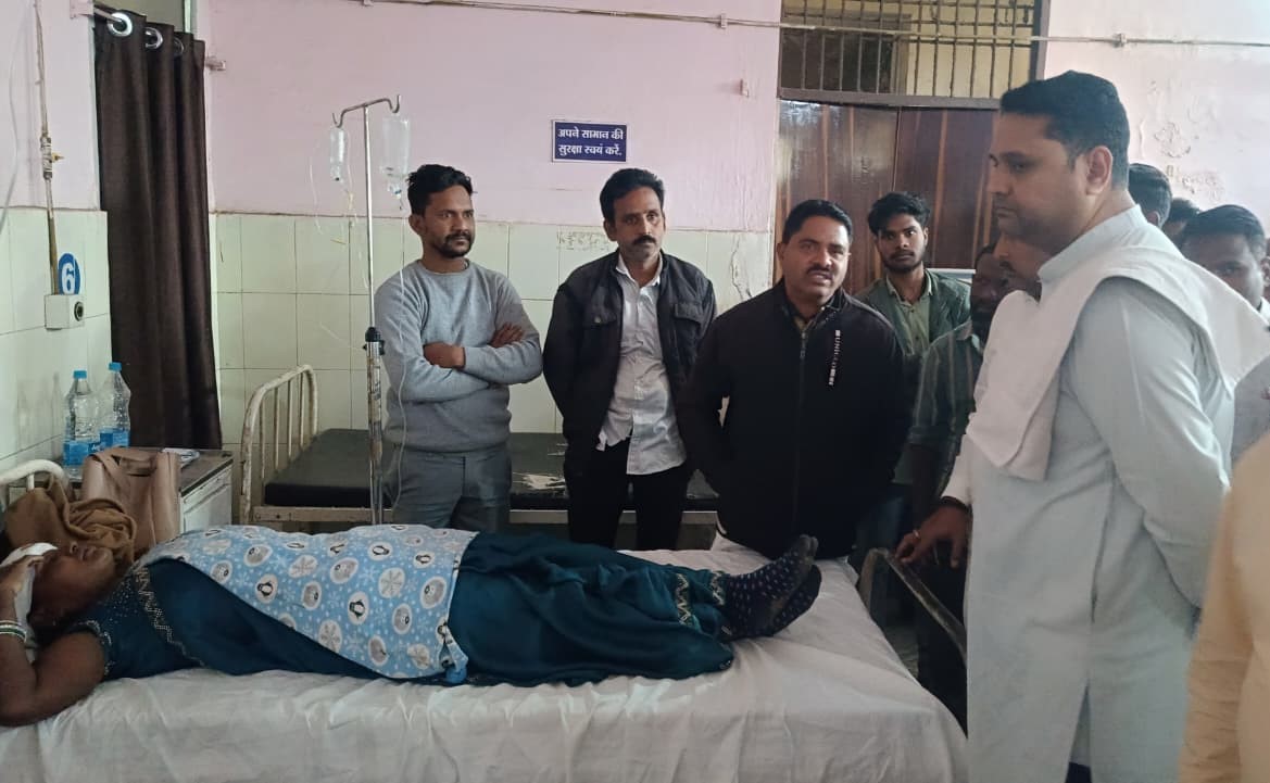 umeshpatelcgpyc's tweet image. आज खरसिया के पास चोंढ़ा चौक में ट्रेलर और सद्भावना बस के टक्कर होने से भयावह एक्सीडेंट हुआ है। जिसकी सूचना मिलते ही सिविल हॉस्पिटल खरसिया पहुंचकर घायलों का हाल चाल जाना और शीघ्र स्वस्थ होने का कामना किया।