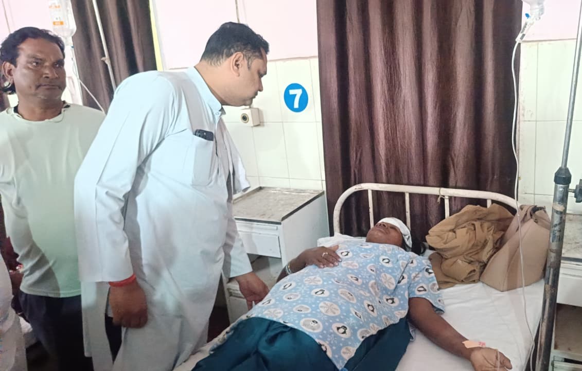 umeshpatelcgpyc's tweet image. आज खरसिया के पास चोंढ़ा चौक में ट्रेलर और सद्भावना बस के टक्कर होने से भयावह एक्सीडेंट हुआ है। जिसकी सूचना मिलते ही सिविल हॉस्पिटल खरसिया पहुंचकर घायलों का हाल चाल जाना और शीघ्र स्वस्थ होने का कामना किया।