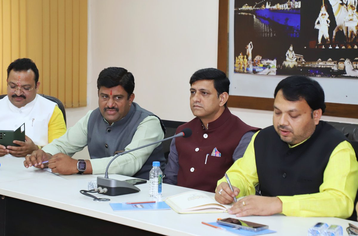 advpushyamitra's tweet image. लौहपुरुष सरदार वल्लभ भाई पटेल जी की 150वीं जन्मजयंती के शुभ अवसर पर रन फॉर यूनिटी के सफ़ल क्रियान्वयन हेतु बैठक...

यशस्वी प्रधानमंत्री आदरणीय श्री नरेंद्र मोदी जी के मार्गदर्शन में, देश के प्रथम उप प्रधानमंत्री लौहपुरुष सरदार वल्लभ भाई पटेल जी की 150वीं जन्मजयंती के शुभ अवसर पर…