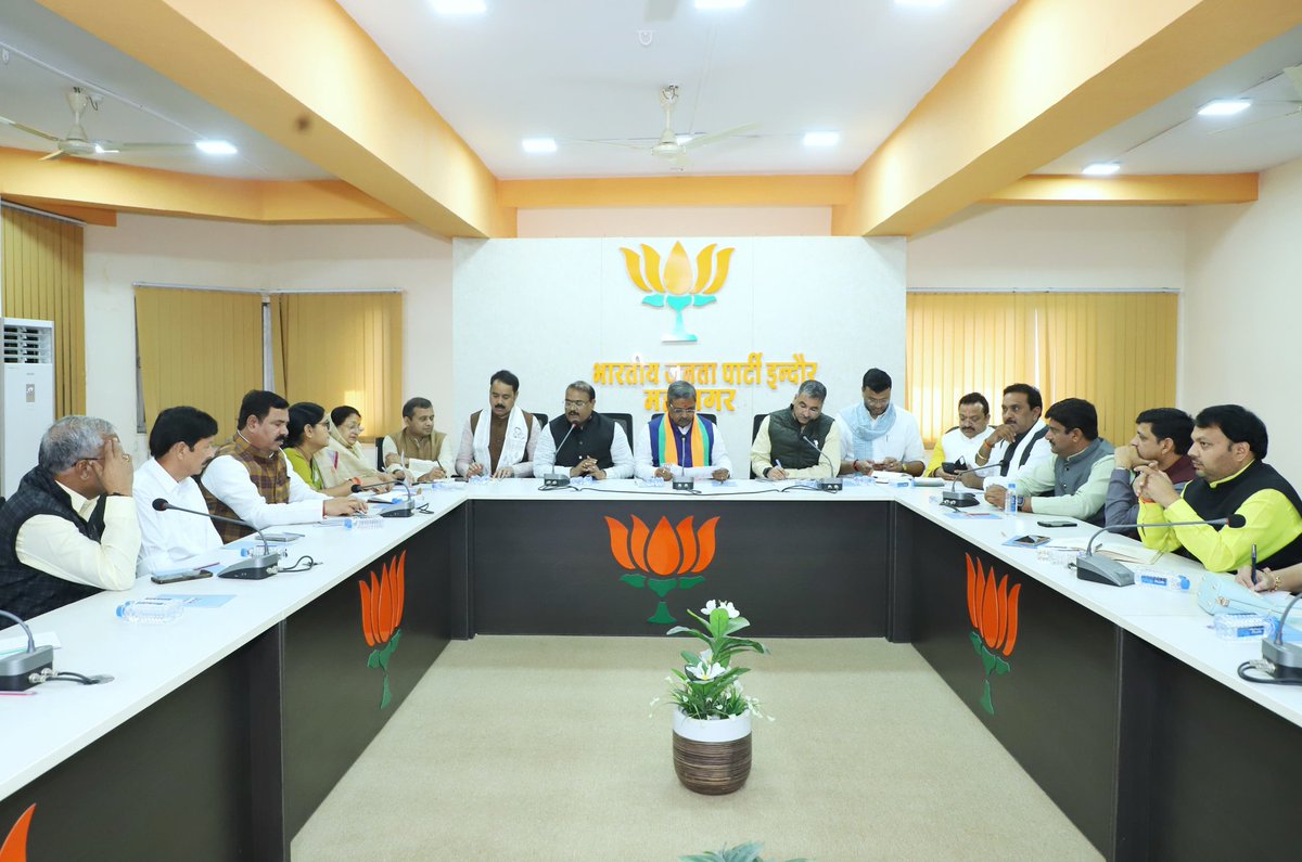 advpushyamitra's tweet image. लौहपुरुष सरदार वल्लभ भाई पटेल जी की 150वीं जन्मजयंती के शुभ अवसर पर रन फॉर यूनिटी के सफ़ल क्रियान्वयन हेतु बैठक...

यशस्वी प्रधानमंत्री आदरणीय श्री नरेंद्र मोदी जी के मार्गदर्शन में, देश के प्रथम उप प्रधानमंत्री लौहपुरुष सरदार वल्लभ भाई पटेल जी की 150वीं जन्मजयंती के शुभ अवसर पर…