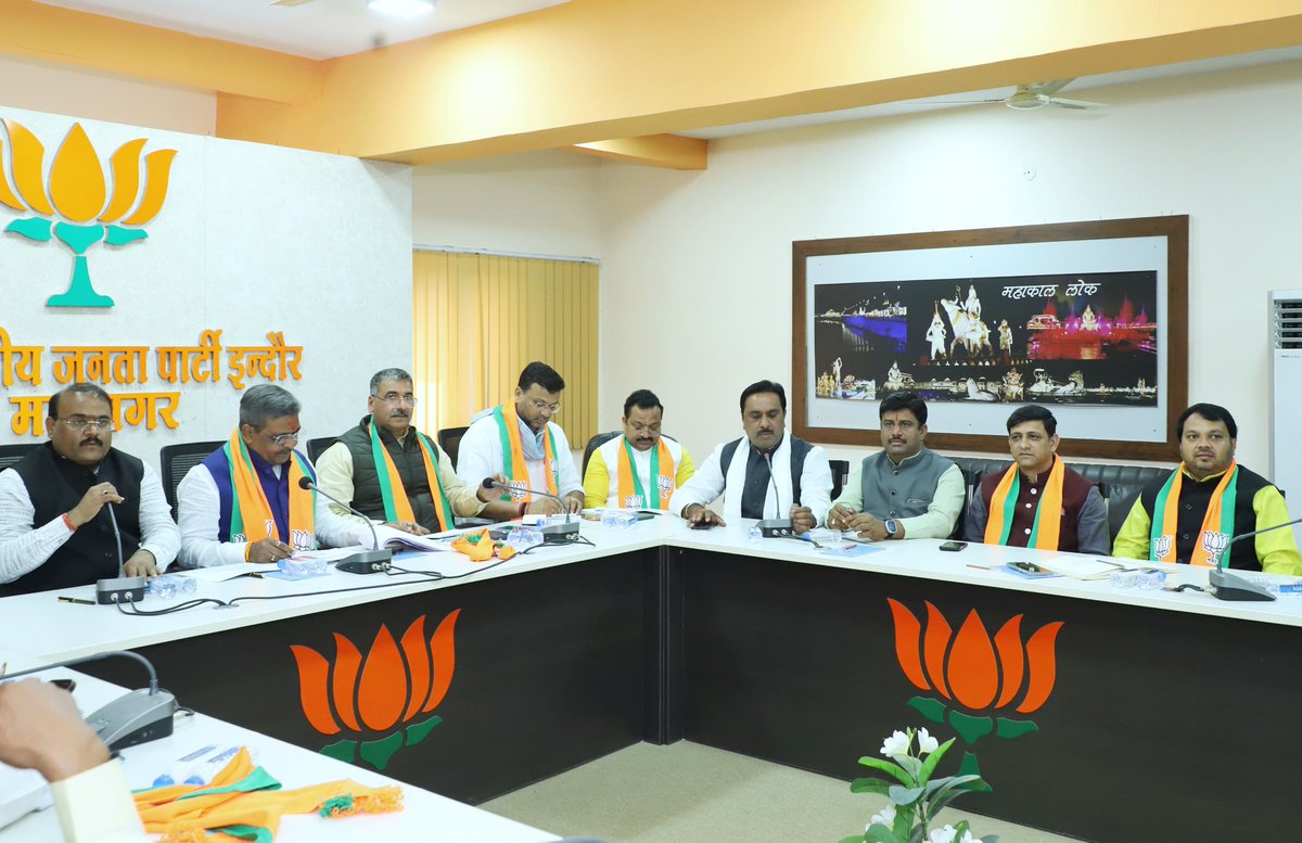 advpushyamitra's tweet image. लौहपुरुष सरदार वल्लभ भाई पटेल जी की 150वीं जन्मजयंती के शुभ अवसर पर रन फॉर यूनिटी के सफ़ल क्रियान्वयन हेतु बैठक...

यशस्वी प्रधानमंत्री आदरणीय श्री नरेंद्र मोदी जी के मार्गदर्शन में, देश के प्रथम उप प्रधानमंत्री लौहपुरुष सरदार वल्लभ भाई पटेल जी की 150वीं जन्मजयंती के शुभ अवसर पर…