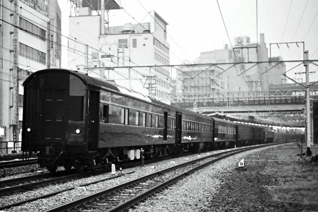 つくば博のお召列車の送り込み回送（大崎→東大操→尾久→上野）
EF8186＋1号編成
1985年4月24日
渋谷