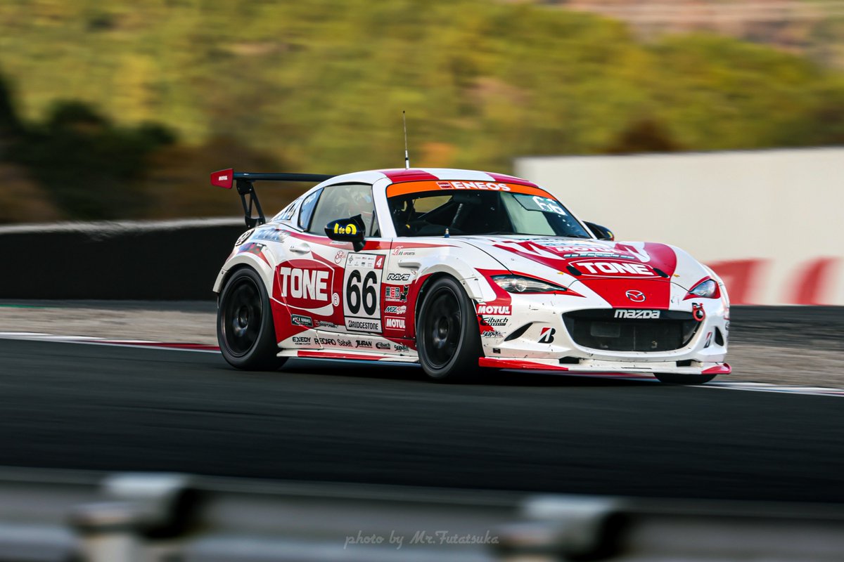 これがこうってやつ！📸

健太や宮ニキに富士の1コーナーはどこから撮ってるの？って聞かれることがあったので、ご紹介💡

モタスポカメラマン勢では定番のスポット。
プレスじゃない我々はここまでしかいけません。
僕の場合は400mmに1.4×のテレコンでこんな感じに👍
※編集でトリミングもしてます。