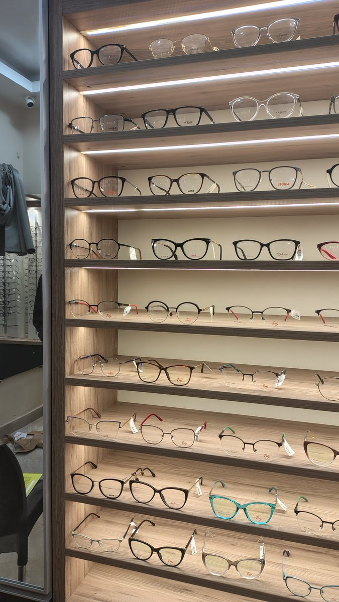 Deeptihelloww's tweet image. Life outside twitter is so difficult