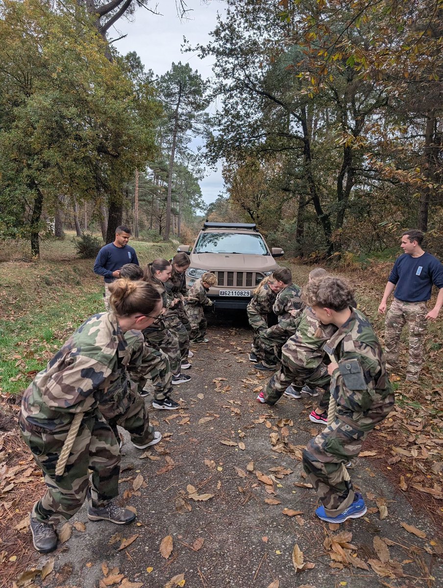 SaintCyrCoet's tweet image. Journée classe de défense à Saint-Cyr Coëtquidan : 123 élèves de Guer et de Guémené-Penfao ont participé à des ateliers encadrés par les sous-lieutenants de l’EMIA — parcours d’obstacles, renforcement physique et tirage de corde/VT4. Cohésion et engagement au rendez-vous.