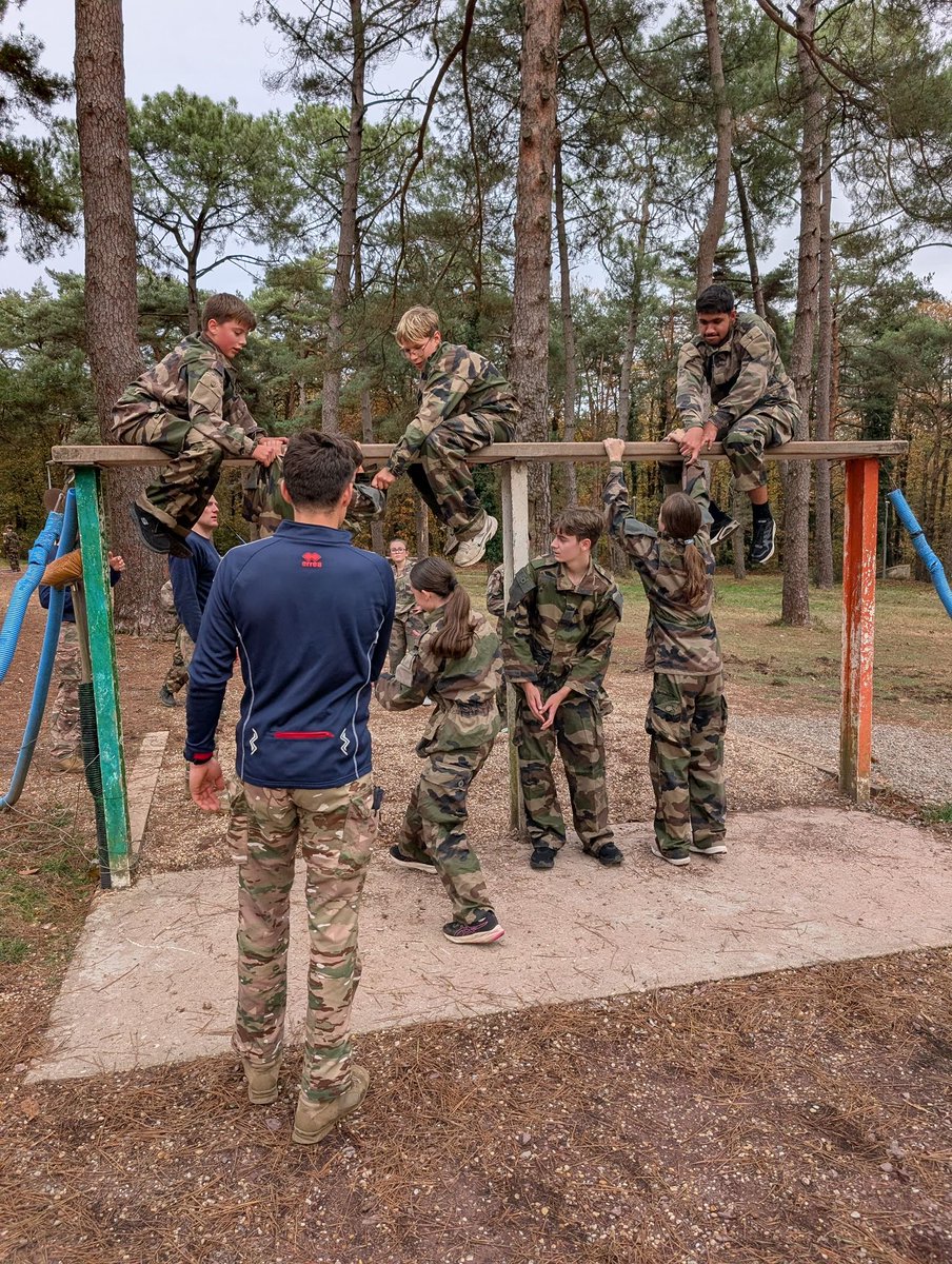 SaintCyrCoet's tweet image. Journée classe de défense à Saint-Cyr Coëtquidan : 123 élèves de Guer et de Guémené-Penfao ont participé à des ateliers encadrés par les sous-lieutenants de l’EMIA — parcours d’obstacles, renforcement physique et tirage de corde/VT4. Cohésion et engagement au rendez-vous.