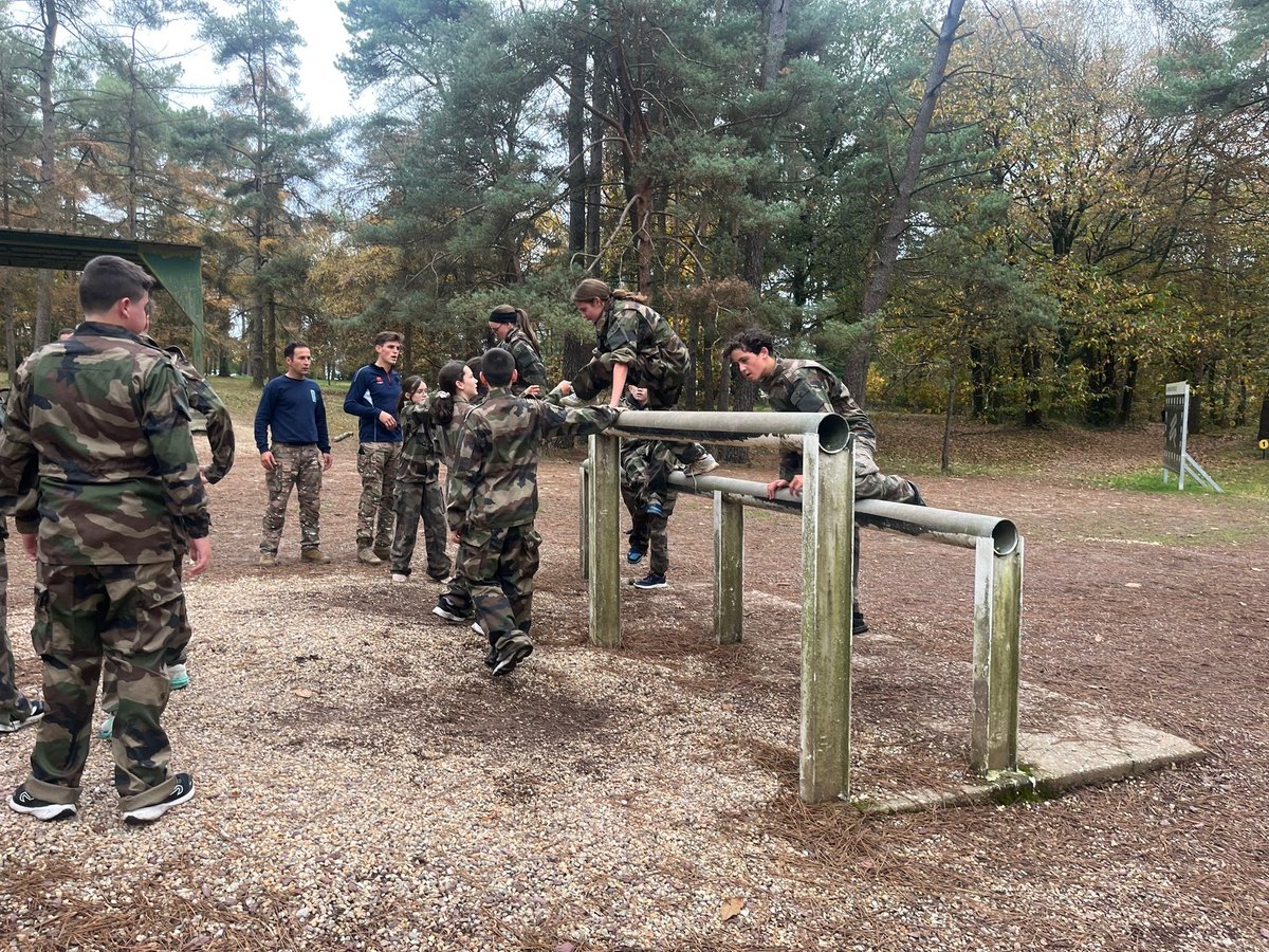SaintCyrCoet's tweet image. Journée classe de défense à Saint-Cyr Coëtquidan : 123 élèves de Guer et de Guémené-Penfao ont participé à des ateliers encadrés par les sous-lieutenants de l’EMIA — parcours d’obstacles, renforcement physique et tirage de corde/VT4. Cohésion et engagement au rendez-vous.