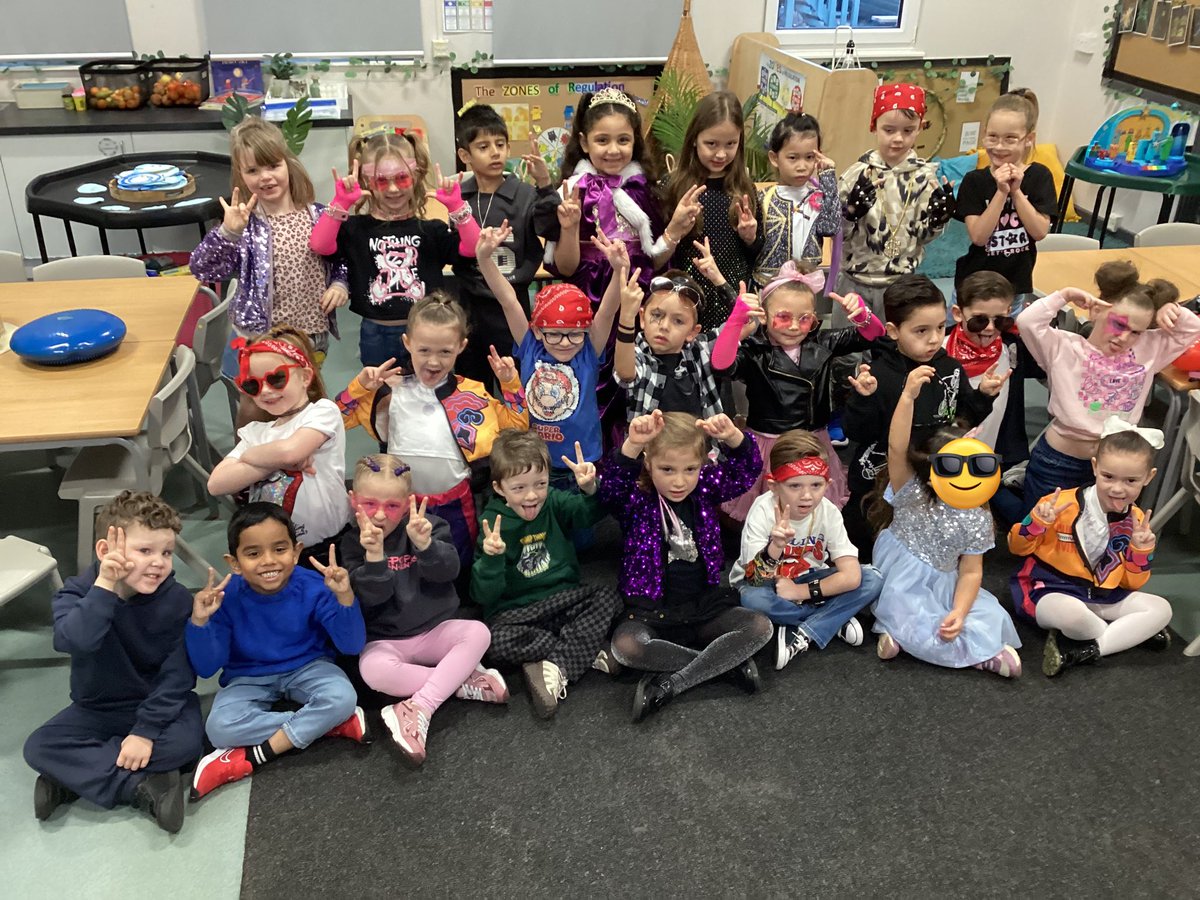 Misswalsh1_'s tweet image. #class12 ready to rock and roll! @Year1Monksdown  @MonksdownSchool @RockKidzUK 🎸🤘🎵🎤