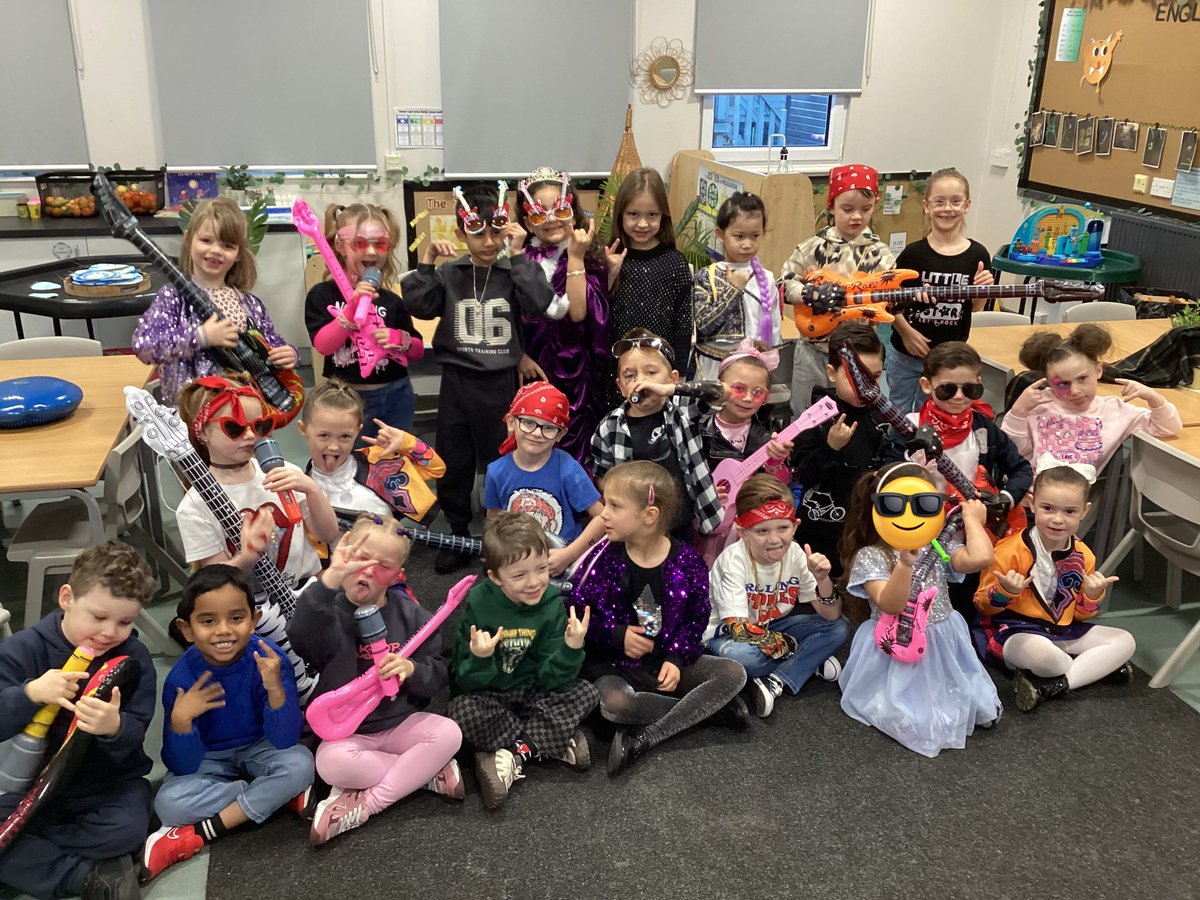 Misswalsh1_'s tweet image. #class12 ready to rock and roll! @Year1Monksdown  @MonksdownSchool @RockKidzUK 🎸🤘🎵🎤