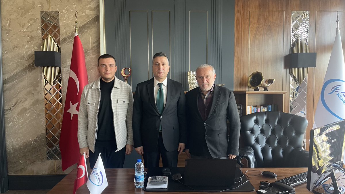 Elazığ’dan kıymetli dostum Ercan Gezer ve değerli evladı Eren kardeşimizi misafir ettik.
Nazik ziyaretleri ve kıymetli sohbetleri için kendilerine teşekkür ediyor , çalışmalarında üstün başarılar diliyorum.
Güzel gönülleri daim olsun , yolları açık olsun.🇹🇷🤲