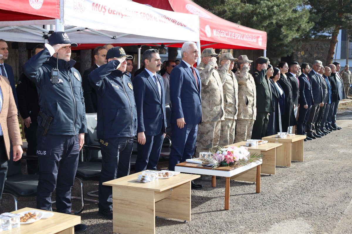 TCMusValiligi's tweet image. Varto İlçemize Hayırlı Olsun

Valimiz Sayın @Valiavnicakir, il ve ilçe protokolü ile birlikte Varto İlçe Jandarma Komutanlığı yeni hizmet binasının temel atma törenine katıldı.

Temeli atılan yeni karakolun ilçemize hayırlı olmasını dileyen Sayın Valimiz, hizmet binasının…