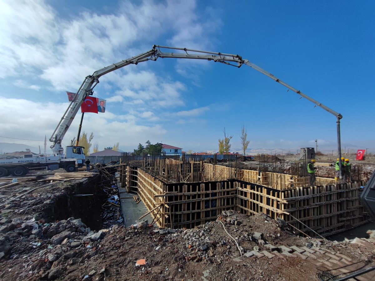 TCMusValiligi's tweet image. Varto İlçemize Hayırlı Olsun

Valimiz Sayın @Valiavnicakir, il ve ilçe protokolü ile birlikte Varto İlçe Jandarma Komutanlığı yeni hizmet binasının temel atma törenine katıldı.

Temeli atılan yeni karakolun ilçemize hayırlı olmasını dileyen Sayın Valimiz, hizmet binasının…