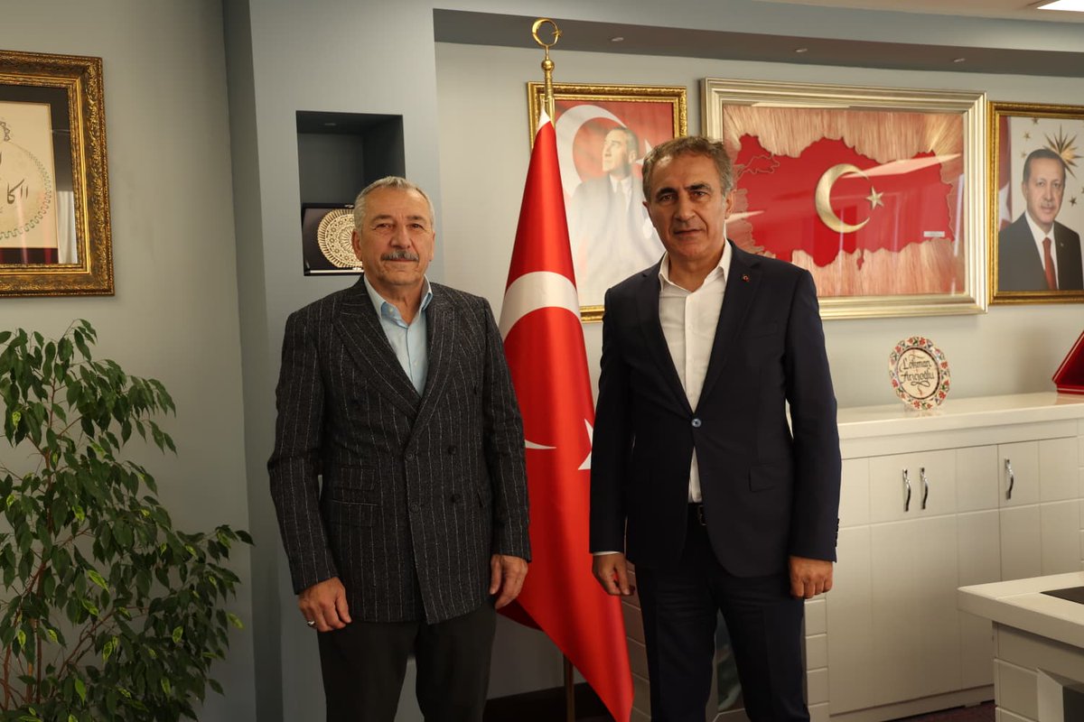 Çaykara Spor Kulübü Başkanı Mustafa Koçin, İl Müdürlüğümüzü ziyaret etti.

Görüşmede sporun gelişimine katkı sağlayacak ortak çalışmalar üzerine fikir alışverişi yapıldı.

Nazik ziyaretleri için teşekkür ederiz.