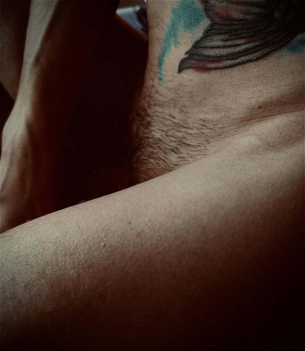 bbp_nicky's tweet photo. Shadows are spilling the tea where the light’s too shy to go… ♟️🔥
#MaleForm #ArtNude #ShadowGame https://t.co/TbgApw9WK4