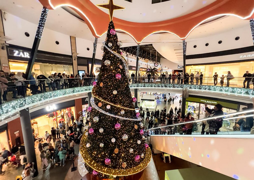 Gironanoticies's tweet image. L’Espai Gironès encén el Nadal amb una espectacular nova il·luminació i música en directe aquest divendres  
gironanoticies.com/noticia/283087…

El centre comercial dona el tret de  sortida a la campanya nadalenca amb l’encesa dels llums renovats i un  concert del grup Yes The Music el 21…