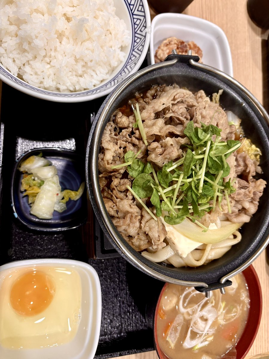 uxtupii's tweet image. 吉野家で牛すき御膳肉２倍盛りご飯大盛りで頂きました！
唐揚げととん汁付けて
満腹です！