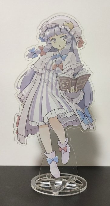 パチュリーのアクスタ届きました! 思ってたより、かなり色が薄い気もするけど…パチュリー色白だし良いか