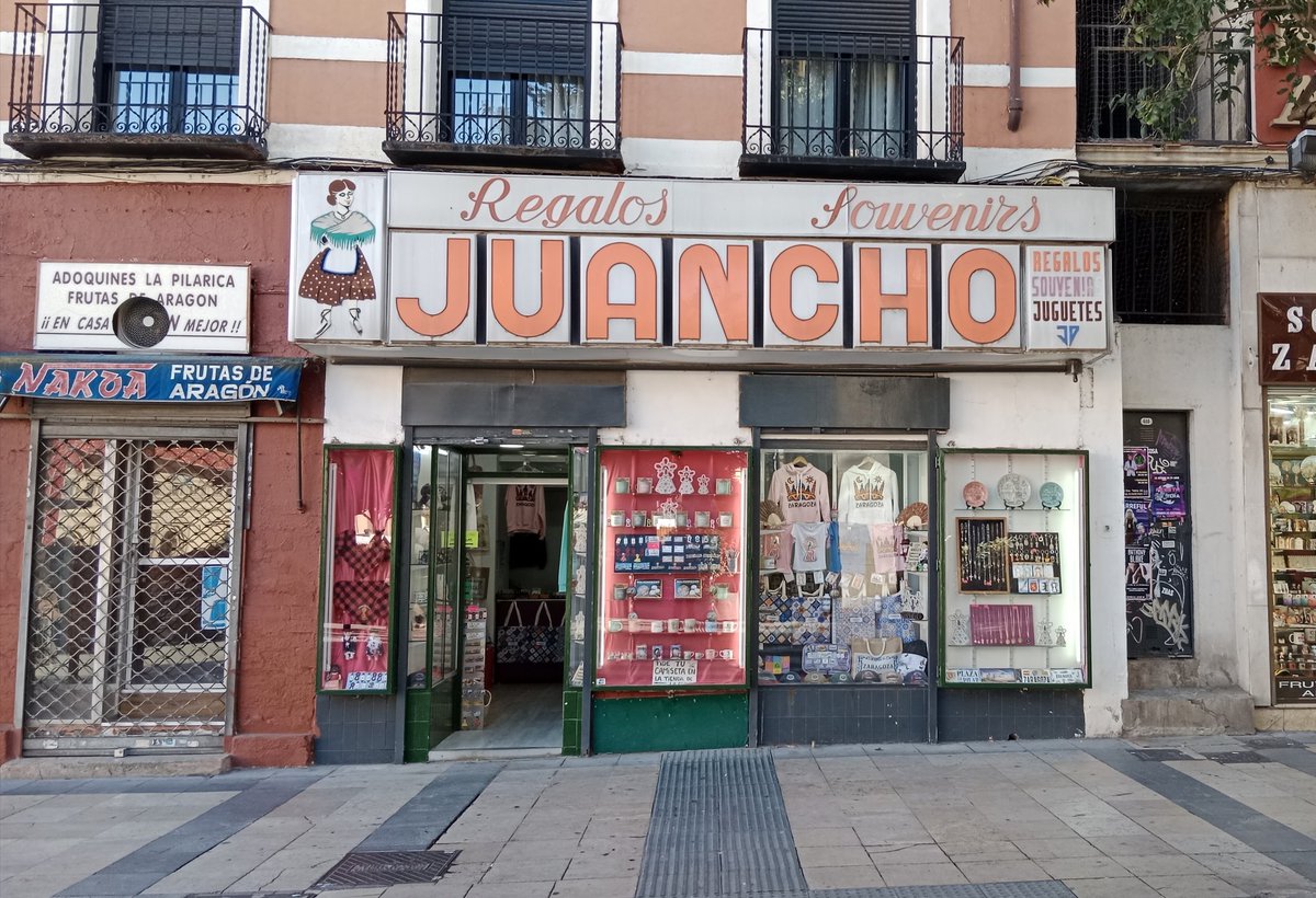 Deckardio's tweet image. &quot;Regalos - Souvenirs - JUANCHO - Juguetes&quot; / &quot;Gifts - Souvenirs - JUANCHO - Toys&quot; #cartel #sign #tienda #shop #Viajarcaminando #travelbyfoot👣