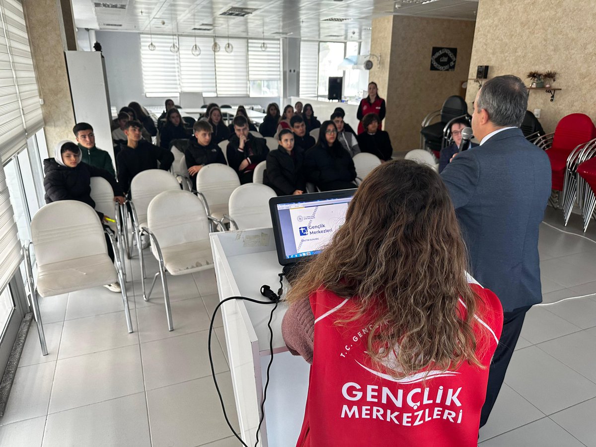 Merkezin Seninle Güzel faaliyetleri kapsamında Kızılırmak Anadolu Lisesi öğrencilerini merkezimizde ağırladık. 🤝

Gençlerimize merkezimizi tanıtarak faaliyetlerimizi anlattık, ardından keyifli spor etkinlikleriyle dolu hareketli bir gün geçirdik. 🏃‍♀️🏀🤸‍♂️💫 #gsbgm #bafragm