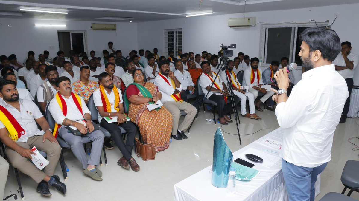 itsRamTalluri's tweet image. ఈరోజు మంగళగిరి విచ్చేసిన కర్ణాటక, తమిళనాడు, మహారాష్ట్ర, ఒరిస్సా రాష్ట్రాలు మరియు కేంద్ర పాలిత ప్రాంతం పుదుచ్చేరి నుండి విచ్చేసిన జనసేన పార్టీ మద్దతుదారులను కలవడం జరిగింది. జనసేన పార్టీ అధినేత, గౌ|| ఉప ముఖ్యమంత్రి శ్రీ పవన్ కళ్యాణ్ గారి మీద అభిమానంతో వారు చేస్తున్న సేవా…