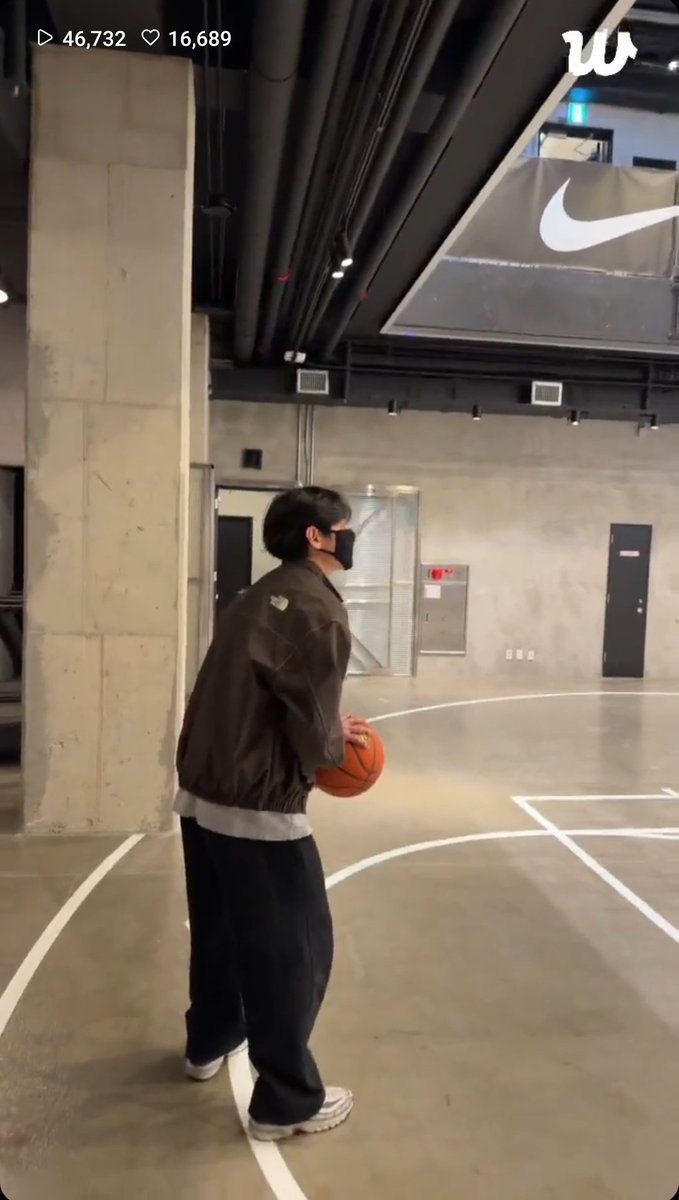Taehyung is live and shooting basketball hoops!

weverse.io/bts/live/2-166…