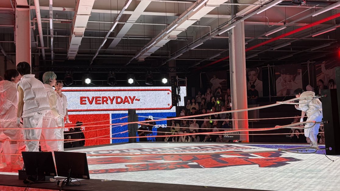 dailyhaechan's tweet image. Q. Washing the members VS Members washing me 

Haechan is the only one who picked members washing me so it’s 6 vs 1 😭😭😭