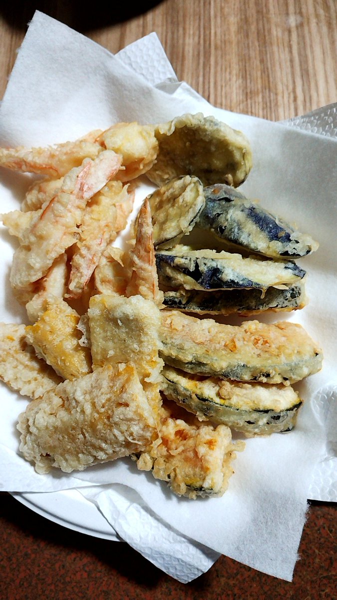 mammap_'s tweet image. 晩御飯のオカズ何にしようか悩んでたら、近所のマダムから天ぷら頂きました。