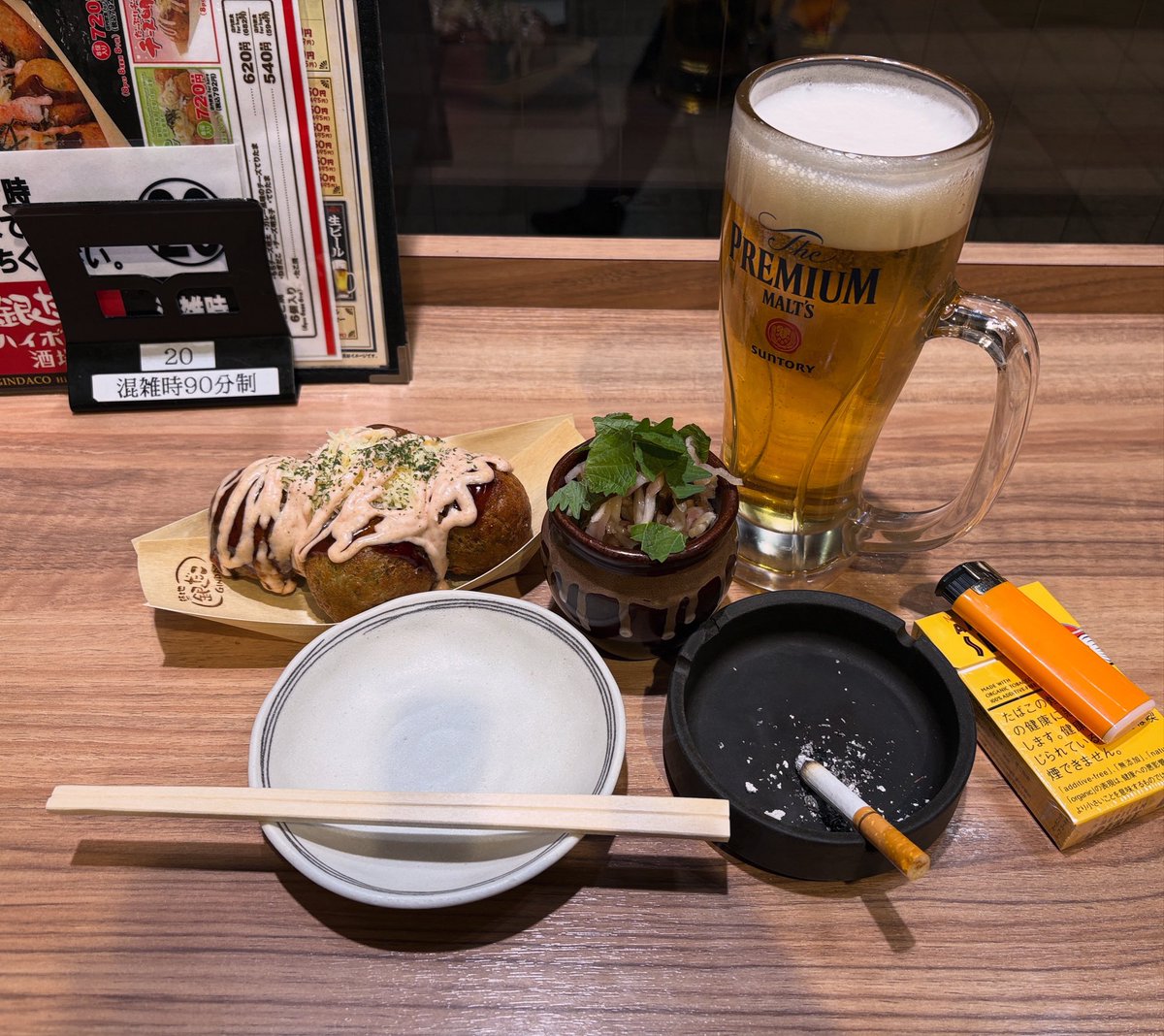 bucket_iyama's tweet image. ロケ仕事終わって帰りに大宮SHへ。しかし今日は貸切で先日に続き２連敗。結果こうなり一人お疲れ様飲み。#銀だこ #銀だこハイボール酒場 #喫煙目的店