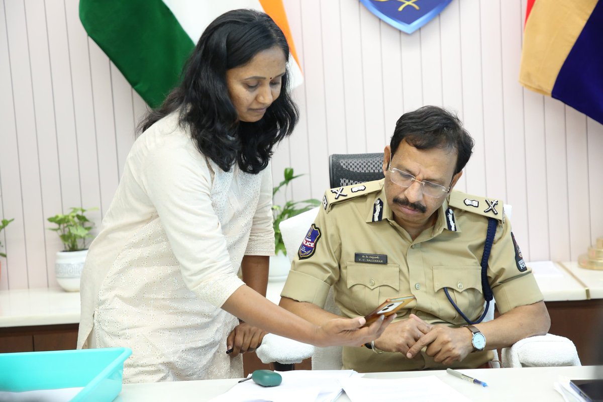 thulasichandu1's tweet image. Thank you @SajjanarVC sir 

HYDERABAD: మహిళా జర్నలిస్టులపై ఆన్‌లైన్‌లో వస్తున్న బెదిరింపులు, దుర్భాషలపై కఠిన చర్యలు తీసుకుంటామని నగర పోలీసు కమిషనర్‌ వి.సి. సజ్జనార్ హామీ ఇచ్చారు. స్వతంత్ర జర్నలిస్టు తులసి చందు సహా పలువురు మహిళా జర్నలిస్టులు మంగళవారం కమిషనర్‌కు ఫిర్యాదు…