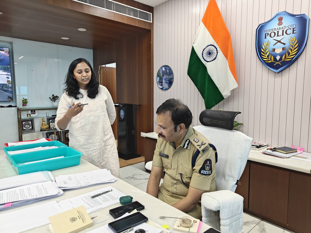 thulasichandu1's tweet image. Thank you @SajjanarVC sir 

HYDERABAD: మహిళా జర్నలిస్టులపై ఆన్‌లైన్‌లో వస్తున్న బెదిరింపులు, దుర్భాషలపై కఠిన చర్యలు తీసుకుంటామని నగర పోలీసు కమిషనర్‌ వి.సి. సజ్జనార్ హామీ ఇచ్చారు. స్వతంత్ర జర్నలిస్టు తులసి చందు సహా పలువురు మహిళా జర్నలిస్టులు మంగళవారం కమిషనర్‌కు ఫిర్యాదు…