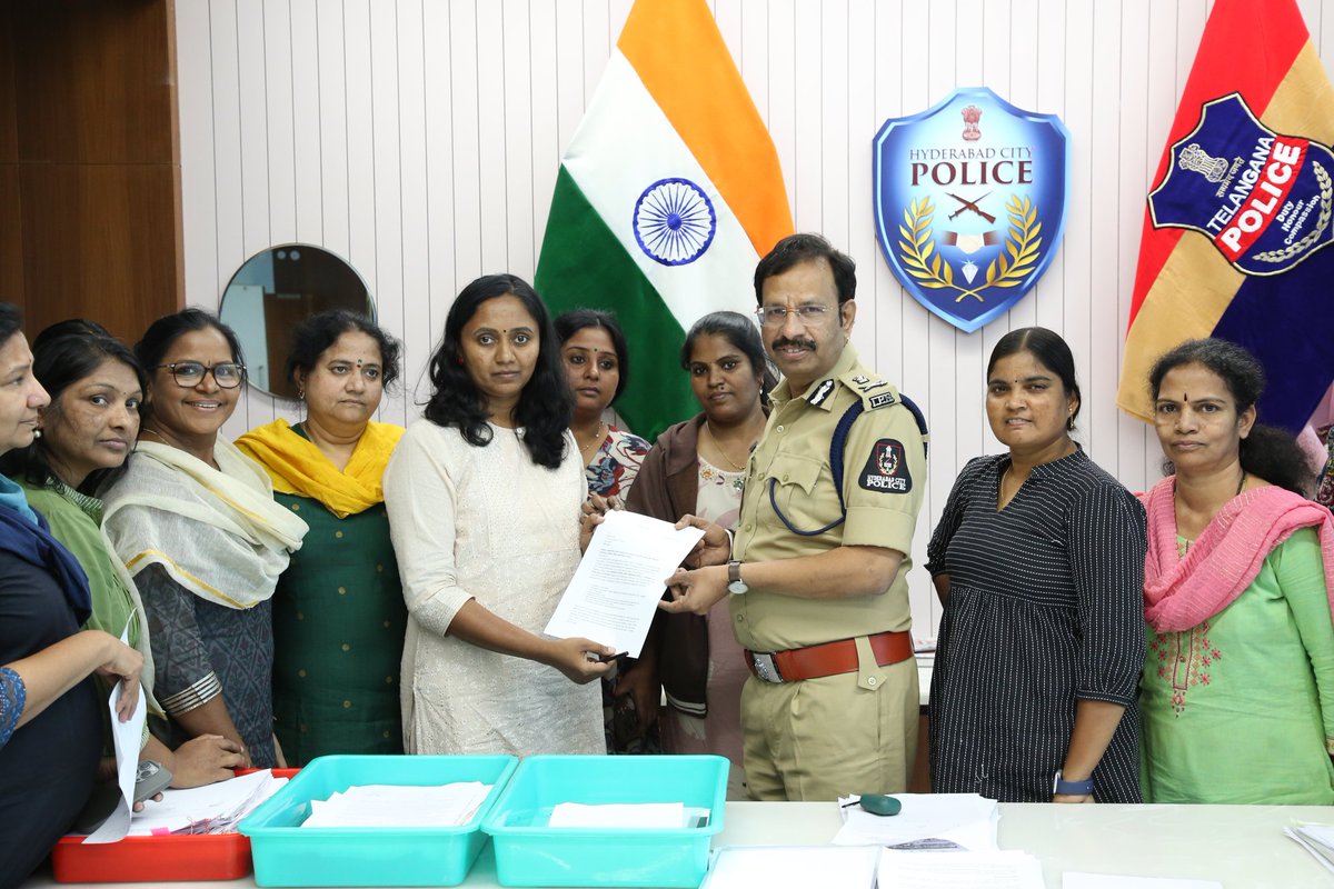 thulasichandu1's tweet image. Thank you @SajjanarVC sir 

HYDERABAD: మహిళా జర్నలిస్టులపై ఆన్‌లైన్‌లో వస్తున్న బెదిరింపులు, దుర్భాషలపై కఠిన చర్యలు తీసుకుంటామని నగర పోలీసు కమిషనర్‌ వి.సి. సజ్జనార్ హామీ ఇచ్చారు. స్వతంత్ర జర్నలిస్టు తులసి చందు సహా పలువురు మహిళా జర్నలిస్టులు మంగళవారం కమిషనర్‌కు ఫిర్యాదు…