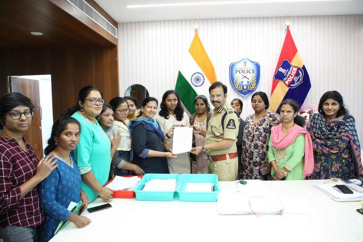 thulasichandu1's tweet image. Thank you @SajjanarVC sir 

HYDERABAD: మహిళా జర్నలిస్టులపై ఆన్‌లైన్‌లో వస్తున్న బెదిరింపులు, దుర్భాషలపై కఠిన చర్యలు తీసుకుంటామని నగర పోలీసు కమిషనర్‌ వి.సి. సజ్జనార్ హామీ ఇచ్చారు. స్వతంత్ర జర్నలిస్టు తులసి చందు సహా పలువురు మహిళా జర్నలిస్టులు మంగళవారం కమిషనర్‌కు ఫిర్యాదు…