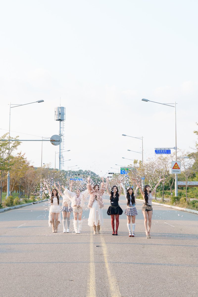 CLASSy_twt_'s tweet photo. [#클라씨]
CLASS:y “Hitchhiking” BEHIND PHOTO

#CLASSy #클라씨
#Hitchhiking #히치하이킹