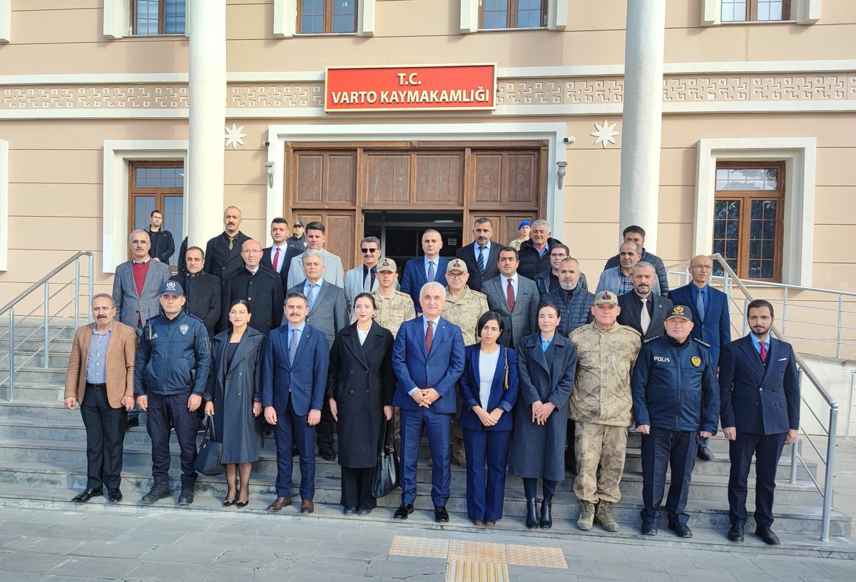 TCMusValiligi's tweet image. Valimiz Sayın @Valiavnicakir, İl Jandarma Komutanımız J.Kd.Alb. Özgür Özer ve İl Emniyet Müdürümüz Melih Kuzudişli ile birlikte, Varto Kaymakamlığımızı ziyaret etti.

Sayın Valimiz, ilçede yürütülen çalışmalarla ilgili Kaymakamımız Abdulkadir Işık&apos;tan bilgi aldı.#Muş

📍Varto
