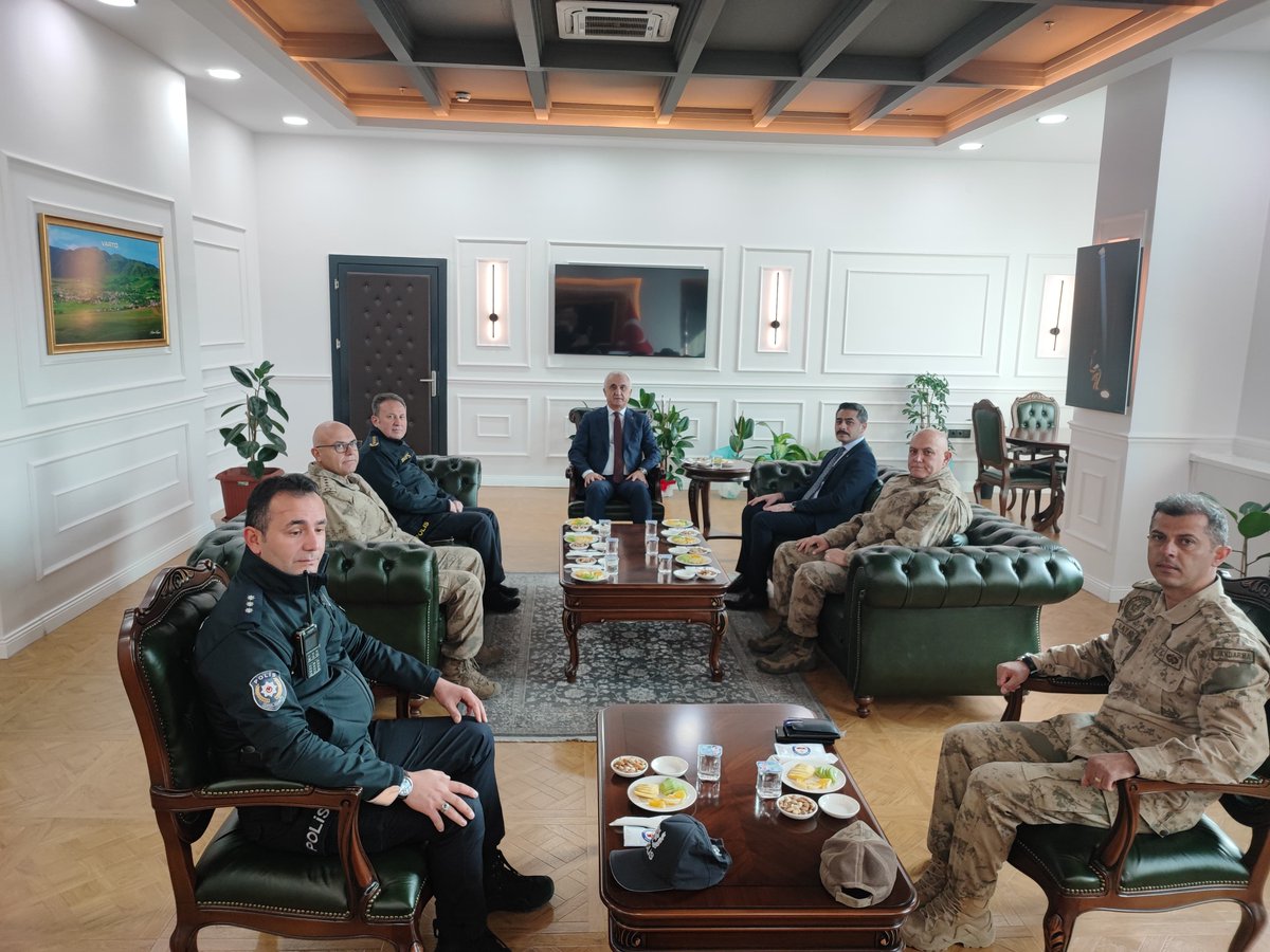 TCMusValiligi's tweet image. Valimiz Sayın @Valiavnicakir, İl Jandarma Komutanımız J.Kd.Alb. Özgür Özer ve İl Emniyet Müdürümüz Melih Kuzudişli ile birlikte, Varto Kaymakamlığımızı ziyaret etti.

Sayın Valimiz, ilçede yürütülen çalışmalarla ilgili Kaymakamımız Abdulkadir Işık&apos;tan bilgi aldı.#Muş

📍Varto