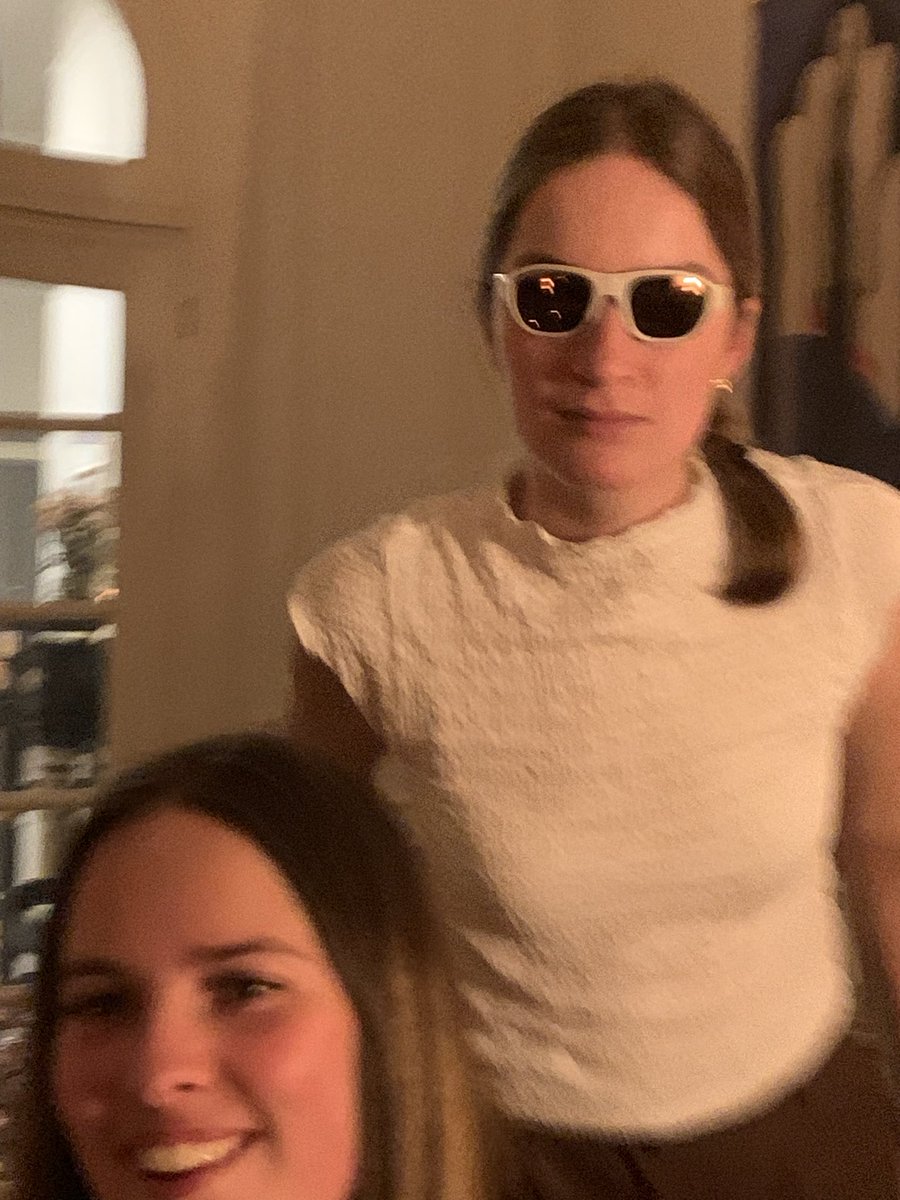 Shnit22's tweet image. Elle te propose une clope tu fais quoi ??