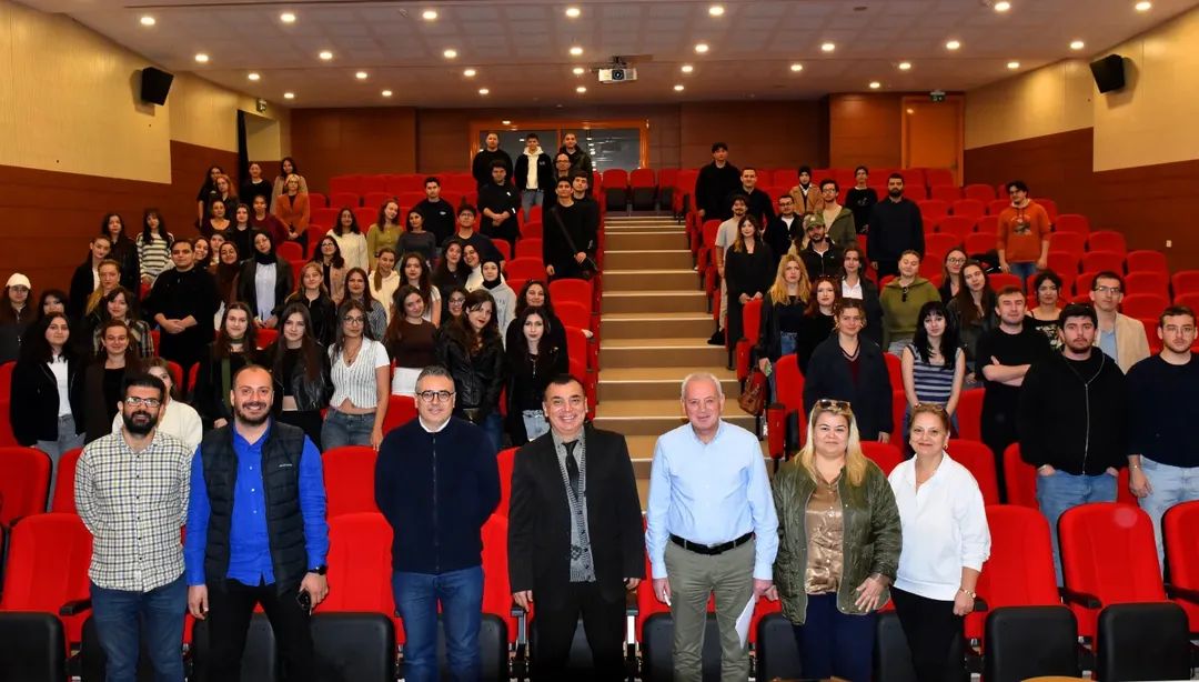 #İŞKUR Gençlik Programı kamsamında,#EgeÜniversitesi İletişim Fakültemizde istihdam edilmeye hak kazanan  öğrencilerimizle bir araya geldim. Kampüsteki çalışmalarda, sosyal- kültürel etkinliklerde, topluma hizmet  projelerinde görev yapacak  öğrencilerimize başarılar diliyorum.