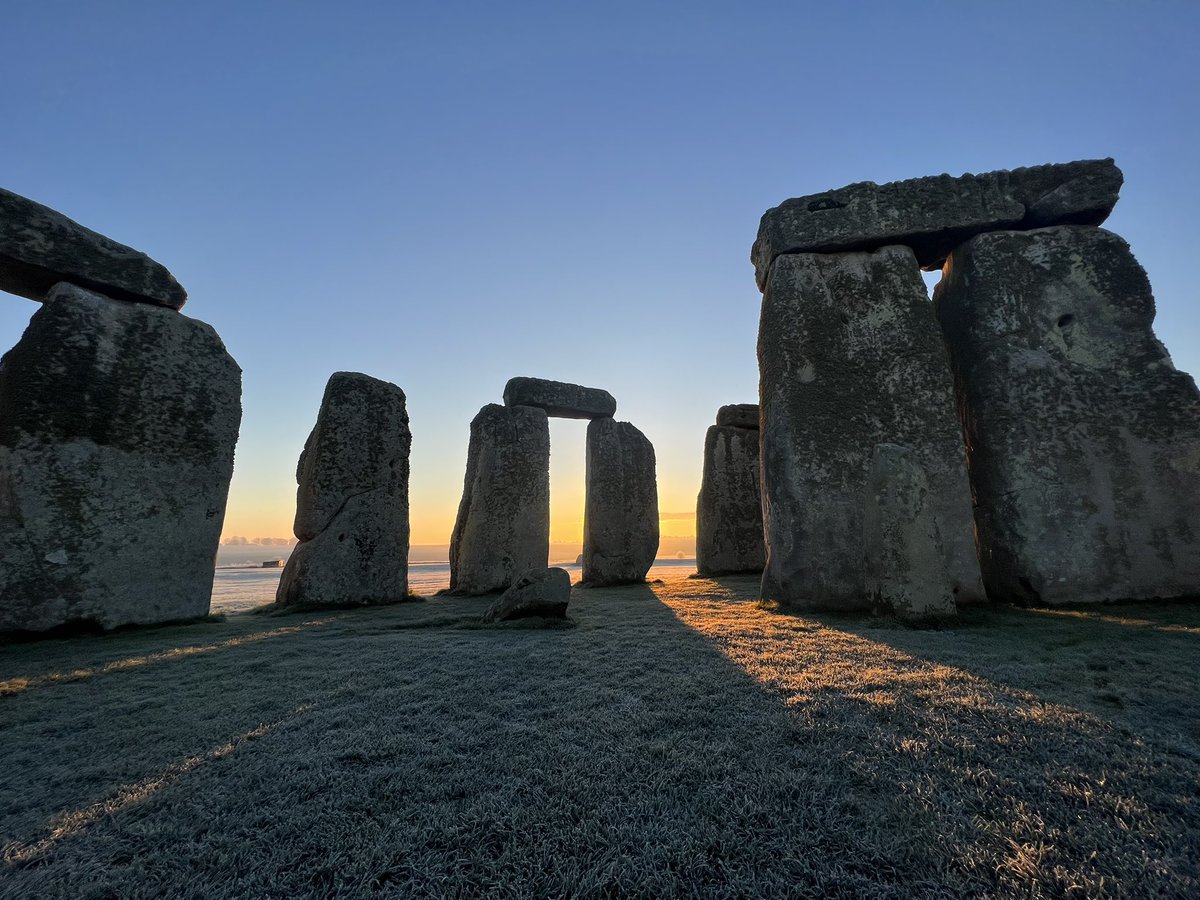 ST0NEHENGE's tweet image. Sunrise at Stonehenge today (18th November) was at 7.26am, sunset is at 4.15pm 🌤️ ❄️