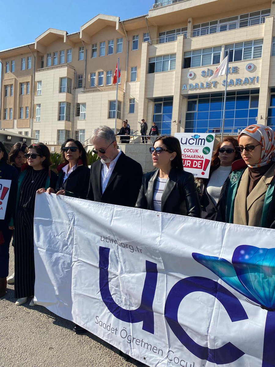 Silifke 1. Ağır Ceza Mahkemesi kararını açıkladı. Çocuklara okulda musallat olan istismar sanığı toplamda 13 yıl 2 ay ceza aldı. Bugün serbest gelmişti şimdi tutuklanıp gidiyor. 13 yıldan beri okulda temizlik görevlisi olan bu şahsın eylemlerine bir kahraman çocuk çıktı ve dur