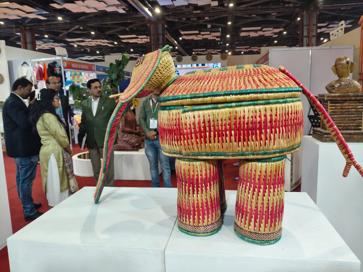 Bihar_Museum's tweet photo. Shri Ashok Kumar Sinha, Additional Director, Bihar Museum at IITF, Bharat Mandpam, New Delhi. #biharmuseum Folk art exhibition is on display till Nov 27.
#dovisit #seeyou https://t.co/s1CauMSFTk