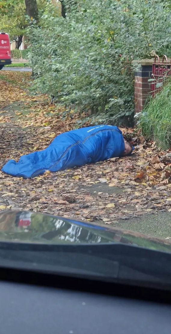 EnglandThisIs's tweet image. Actually despicable, sleeping on a freezing cold pavement and just around the corner is the Hull Royal Hotel where illegal immigrants are kept fed and warm as a reward for breaking into our country.