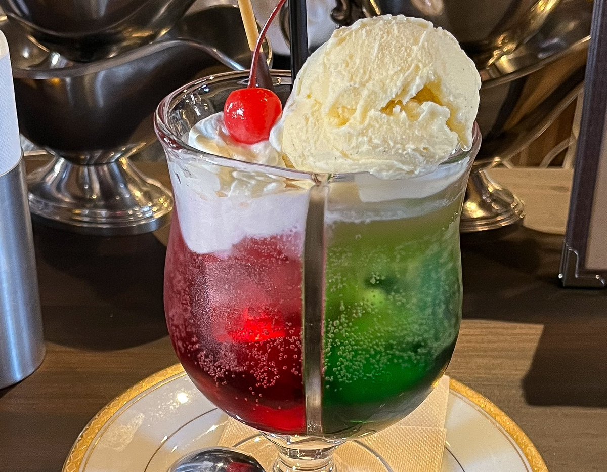 レトロ喫茶のプリンアラモードとクリームソーダ🌟