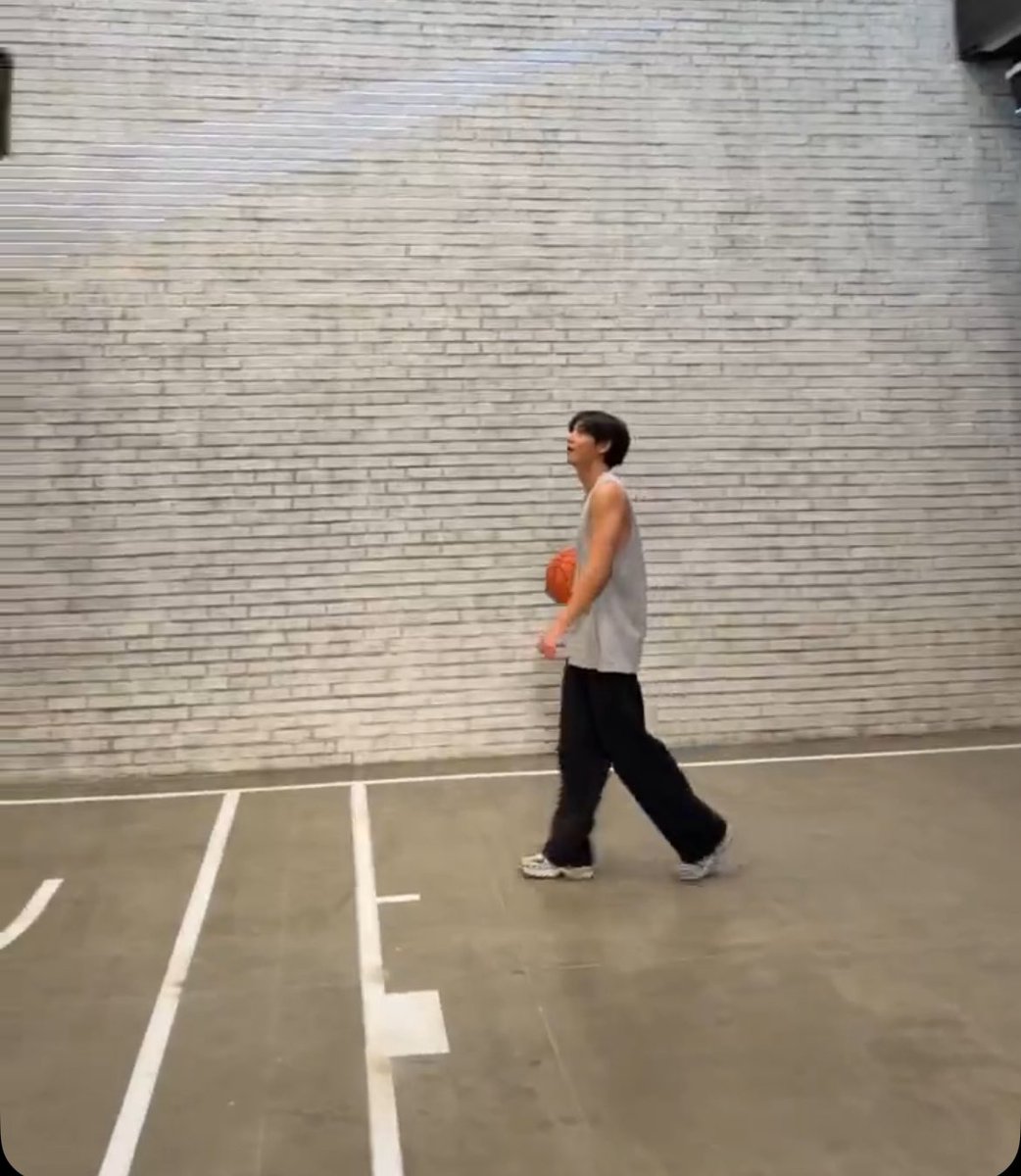 writingbyrkive's tweet image. Namjoon foi correr
Taehyung jogando banquete 

BTSers viciados em esportes e serem saudáveis 😙