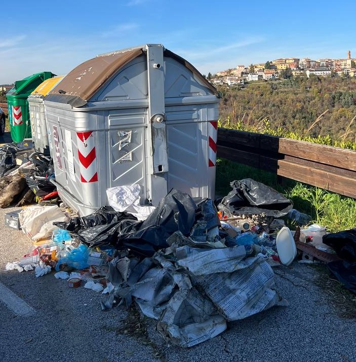 L'abbandono di #rifiuti urbani accanto ai cassonetti è ora punito con una sanzione pecuniaria di 1.000 euro. 💸 Non fatelo.