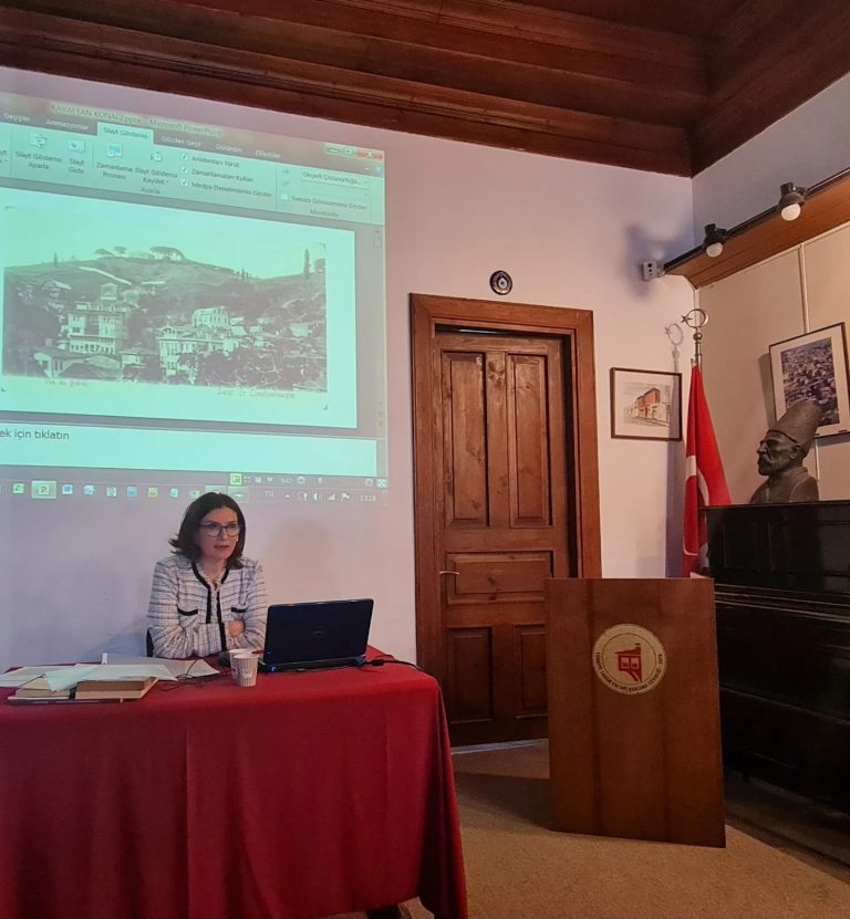 acikradyo's tweet photo. Dünya Mirası Adalar'da bu hafta araştırmacı–tarihçi Hanriet Basoğlu ile Büyükada’nın kaybolan mekânlarını ve silinen hafızasını konuşuyoruz.

Ralli Evi’nden Savoy Oteli’ne, Rum Yetimhanesi’nden Splendid’e uzanan bu yolculukta, yangınlarla yok olan ya da dönüşerek hafızamızdan silinen yapıları ele alıyoruz. Agopyan Konağı, Seferoğlu, Fabiato Köşkü ve daha birçok yapı üzerinden adanın tarihsel katmanlarına bakıyoruz.
