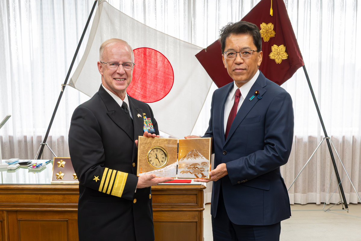 ModJapan_en's tweet image. On Nov 18, SMOD Miyazaki received a courtesy call from ADM Caudle, @USNavyCNO. They affirmed maritime security is vital not only for Japan but for the entire international community, and reaffirmed continued close communication among #JMOD/#JSDF, @USNavy and @DeptofWar. 🇯🇵🇺🇸