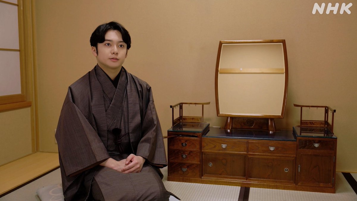 nhk_bijutsu's tweet image. 【まもなく放送！BS #美の壺 】 #江戸指物 
気鋭の歌舞伎俳優 #中村莟玉 さんが、襲名時にオーダーして全国の舞台に持参する「楽屋鏡台」。“相棒のような存在”と語る理由と、鏡台を制作した職人のこだわりに迫ります！
📺 夜7時30分～BS