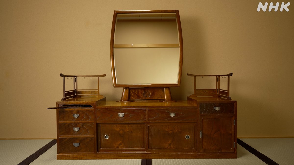 nhk_bijutsu's tweet image. 【まもなく放送！BS #美の壺 】 #江戸指物 
気鋭の歌舞伎俳優 #中村莟玉 さんが、襲名時にオーダーして全国の舞台に持参する「楽屋鏡台」。“相棒のような存在”と語る理由と、鏡台を制作した職人のこだわりに迫ります！
📺 夜7時30分～BS